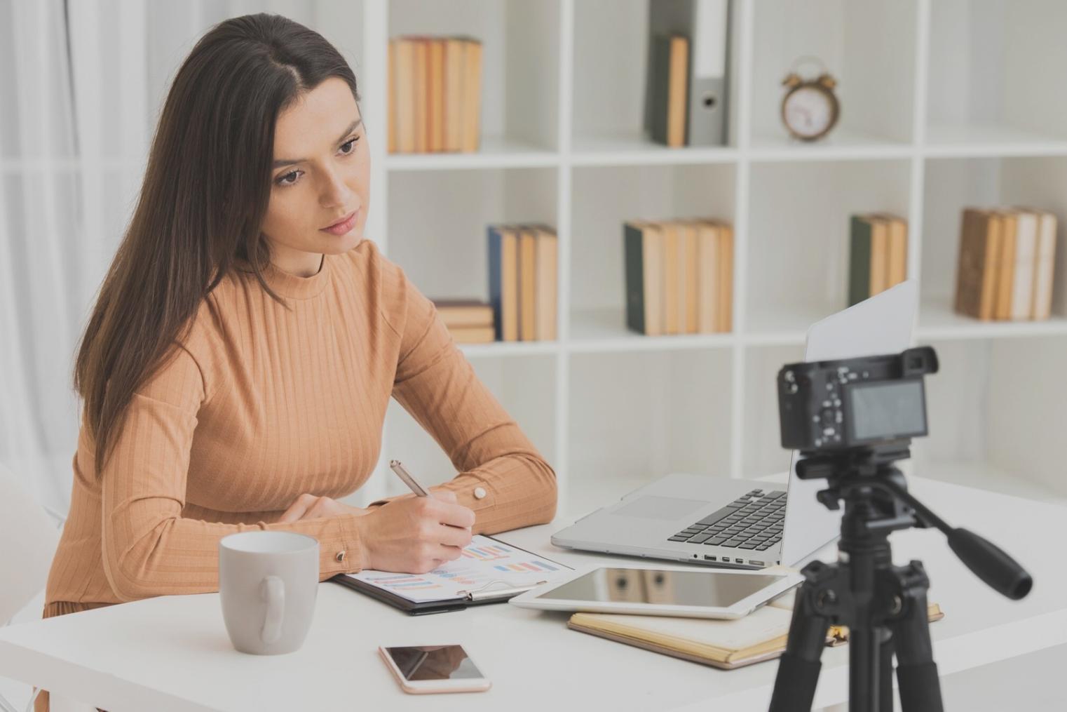 Moderne Videobearbeitungsstation mit mehreren Monitoren