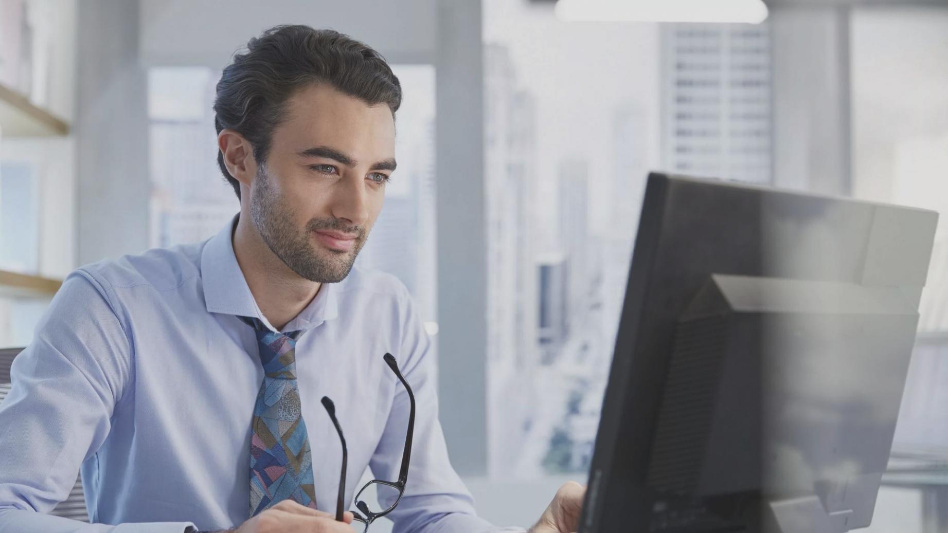 Professionelle Videobearbeitungsstation mit mehreren Monitoren