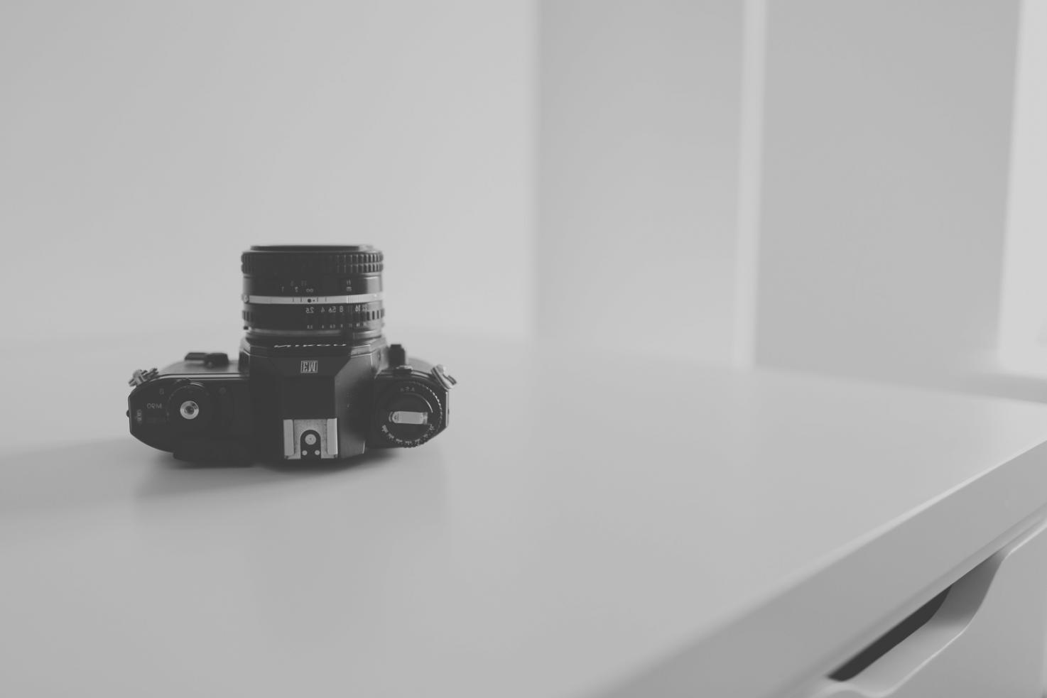 Arbeitsplatz mit professioneller Videobearbeitungsstation