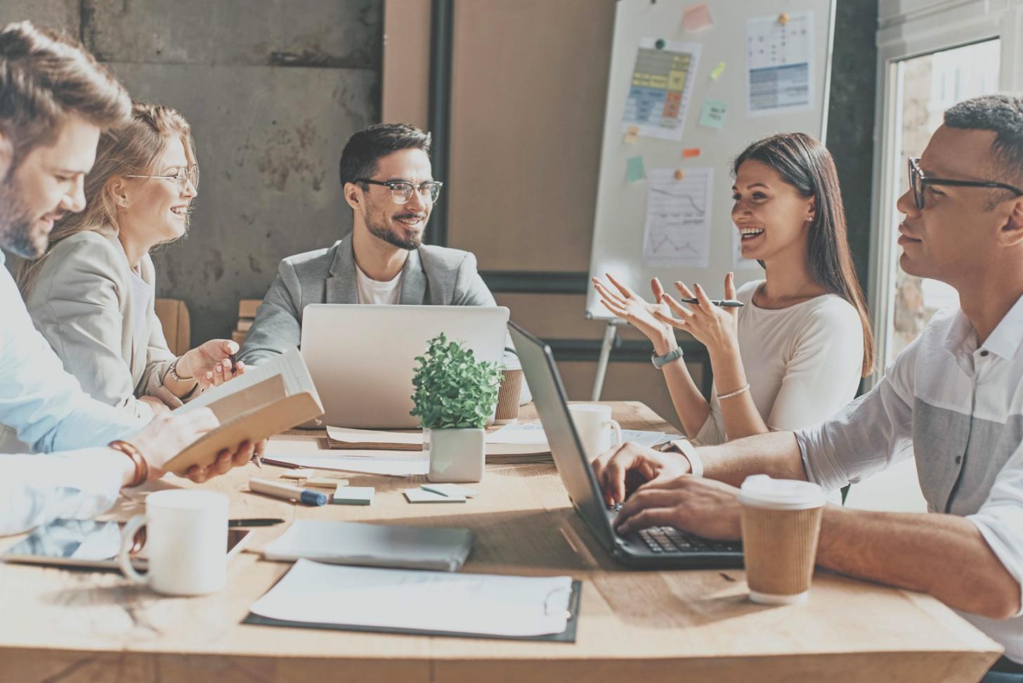 Teilnehmer arbeitet an einem professionellen Videobearbeitungsprojekt